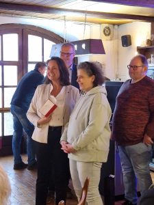 Kathrin AK begrüßt unseren Neuzugang Maria Engelmann