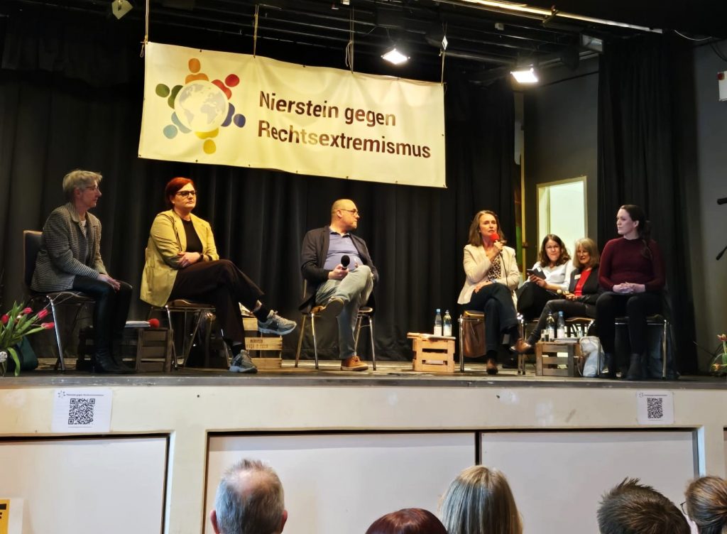 Podiumsdiskussion, Kathrin Anklam-Trapp am Mikrofon