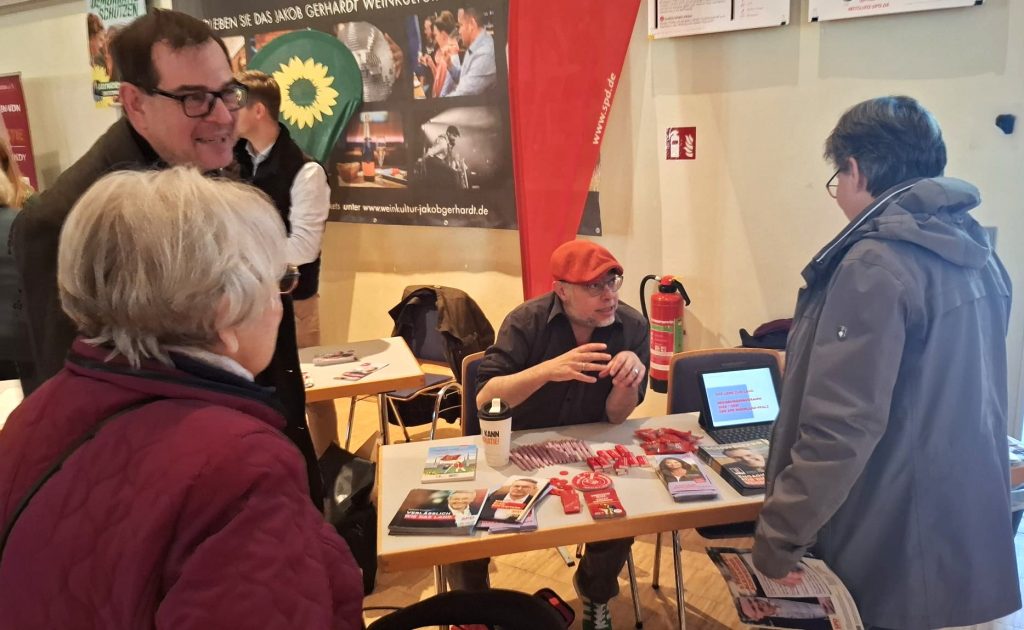 Der SPD Stand, mit Michael Sander li. und Markus Abstein, sitzend